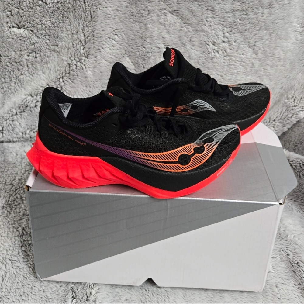 Saucony Black endorphin pro 4